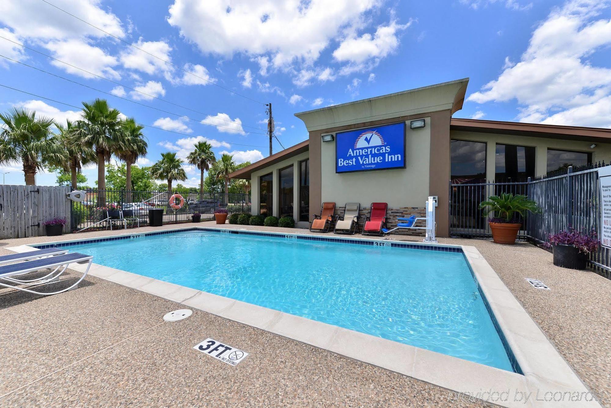 Americas Best Value Inn Angleton Bagian luar foto