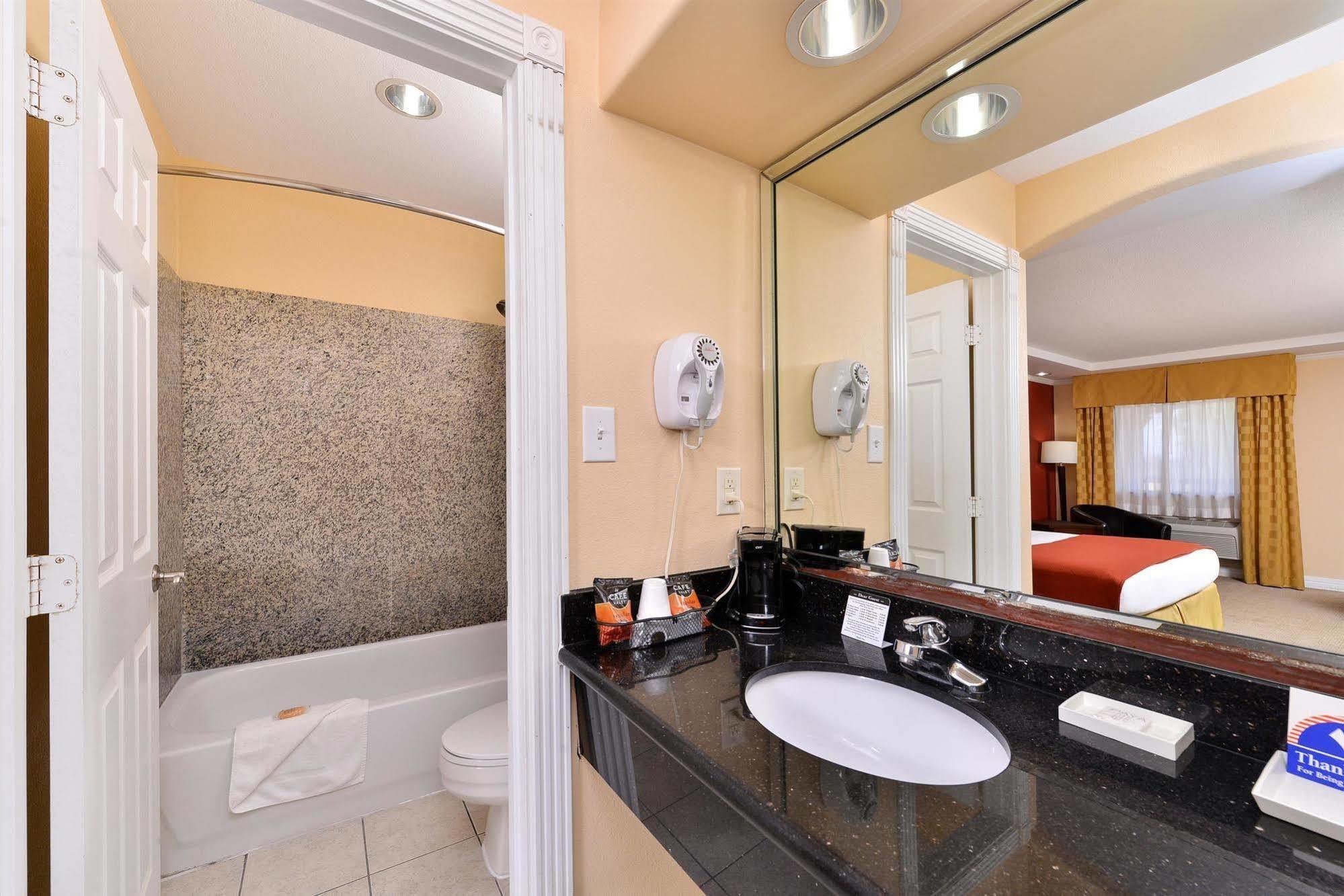 Americas Best Value Inn Angleton Bagian luar foto