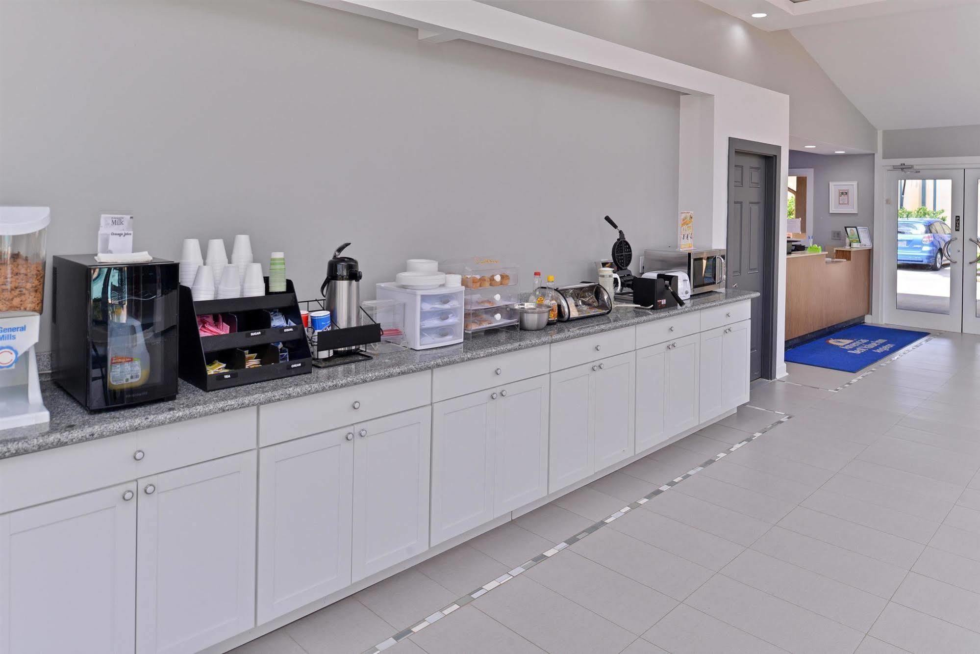 Americas Best Value Inn Angleton Bagian luar foto