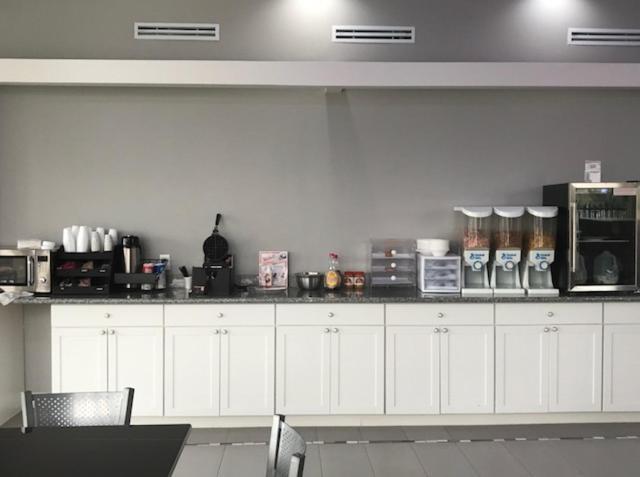 Americas Best Value Inn Angleton Bagian luar foto